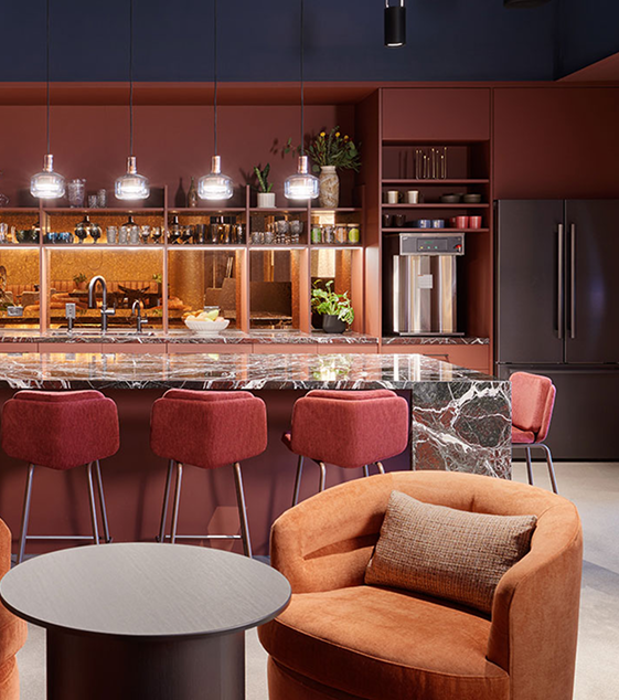 Kitchen hub con sillas maroon