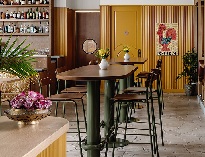 Transición – Hula yellow chairs café